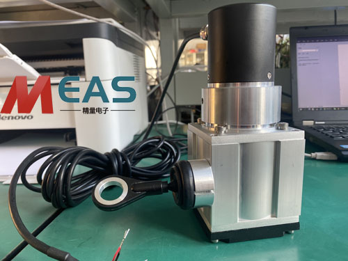 ���Kλ�Ƃ��������b�rƽ�ж����S�С�0.3mm���`��